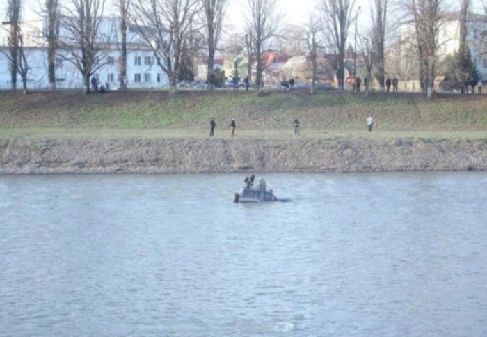 Як позашляховик став ...підводним човном! (ФОТО)