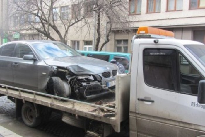 Нащадок Тутанхамона на іномарці «поцілував» одразу дві автівки!