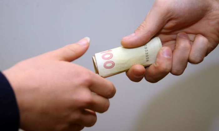 А особисто вам доводилося давати хабарі?