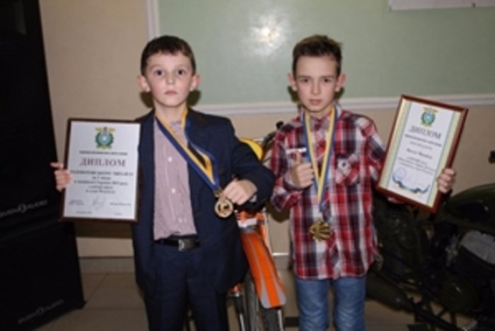 Зовсім юний мотокросмен святкує всеукраїнську перемогу!