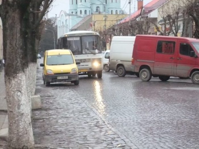 На одній із вулиць міста Севлюш автотранспорту було сьогодні затісно! (ФОТО)