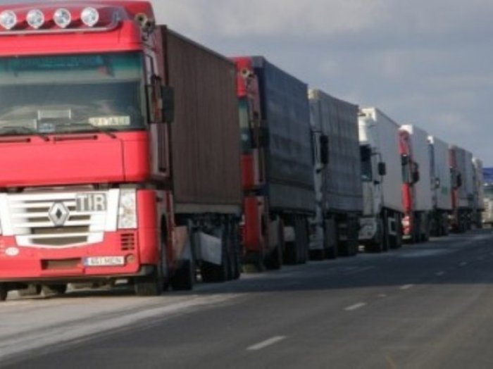 Пробка з автомобілів на кордоні з Румунією трохи «розсмокталася»