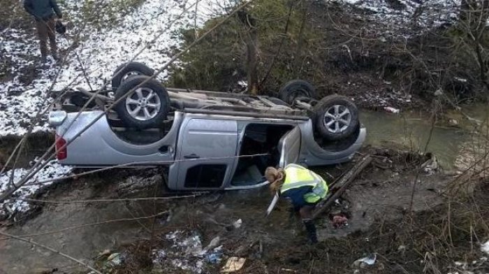 Набитий людьми джип злетів з дороги у маленьку гірську річку в Карпатах! (ФОТО)