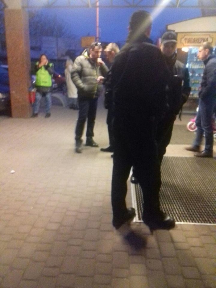 В Ужгороді біля супермаркета "накрили" валютників