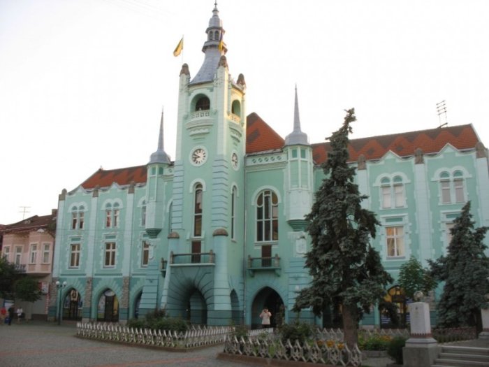 У Мукачеві шукають три пари, які уночі змінять час 
