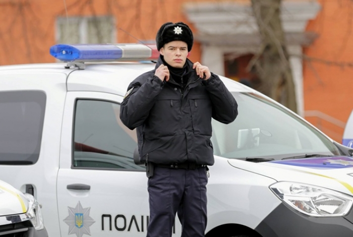 В Хусті чоловік погрожував поліцейським зброєю