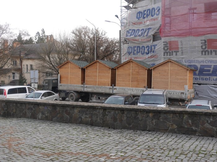 В Ужгороді "ростуть" будиночки "Медовухи Фест" 