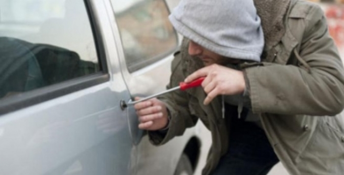 Залишені без нагляду автівка та велосипед стали здобиччю злодіїв