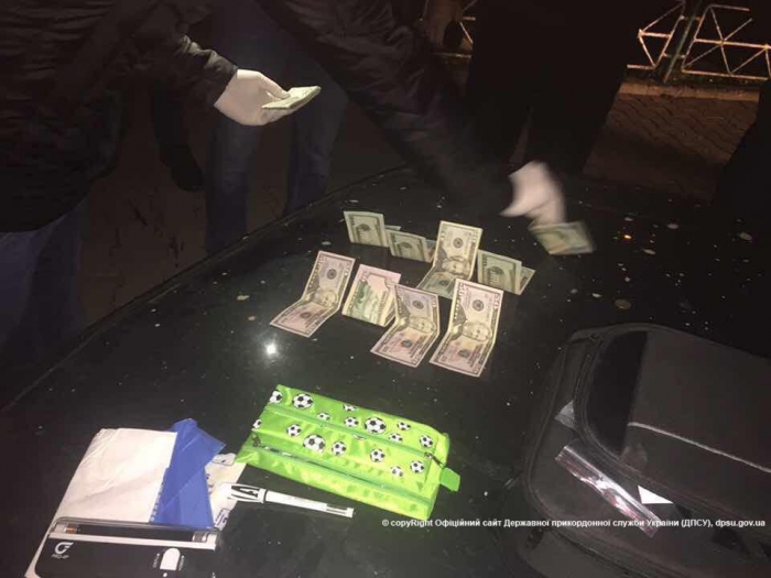 За 10 гк бурштину, який через "зельонку" мали перенести в Румунію, прикордонника Мукачівського прикордонного загону взяли на хабарі