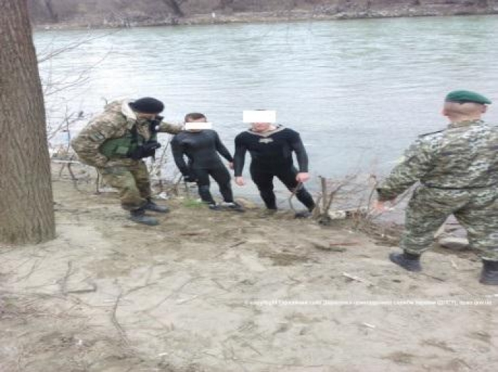 Чоловіки в гідрокостюмах вийшли з Тиси прямо до рук прикордонників 