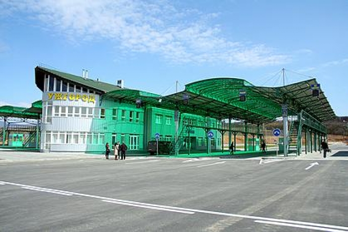 Інспектори на КПП "Ужгород" зрозуміли: чоловік бреше 