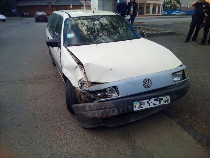 В Ужгороді знайшли автівку, водій якої скоїв ДТП та втік