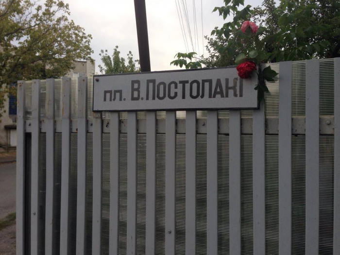 Коли нема нічого святого: в Ужгороді зірвали табличку на честь загиблого героя