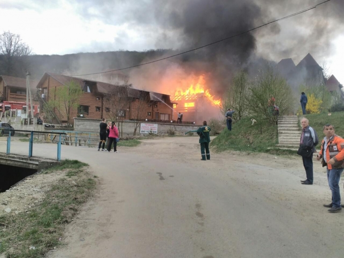 Одних топить — в інших горить: на Свалявщині згорів будинок