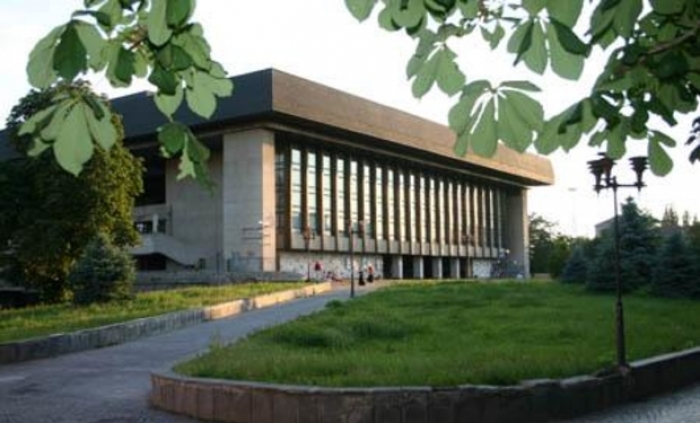 Закарпатський облмуздрамтеатр після корупційного скандалу: директор у лікарні, акторів викликає військкомат