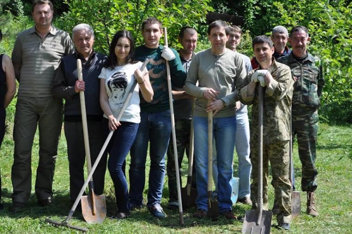 Хоч екологи і скандалять, закарпатські лісівники дерева білять