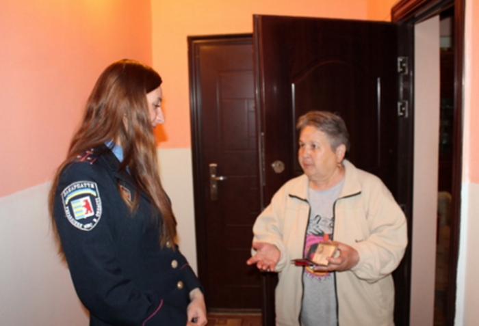 Пані Тетяна дякує людям у формі, що повернули їй пенсійне