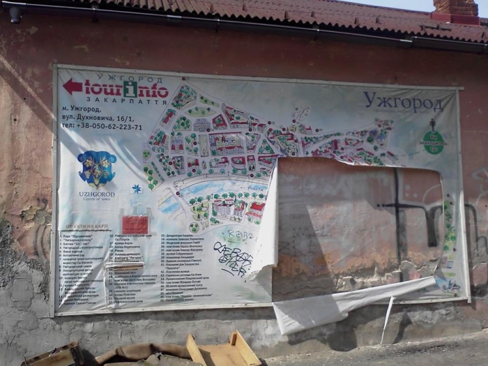 В Ужгороді невідомі пошкодили туристичну карту міста