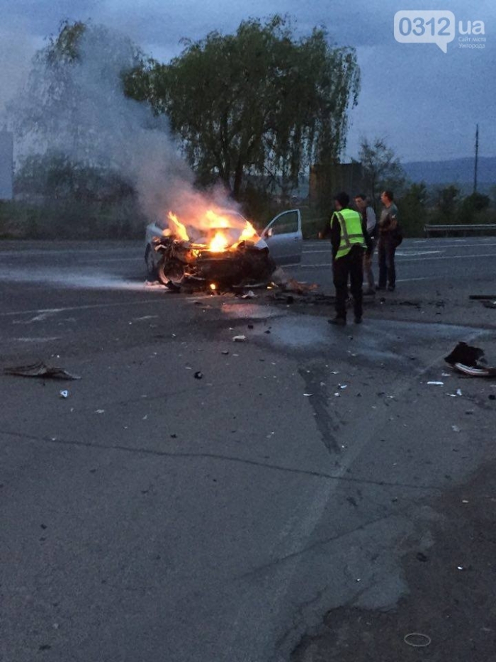 Аж іскри летіли! Зіткнення "Шкода" і "Тойота" біля Ужгорода закінчилося пожежею