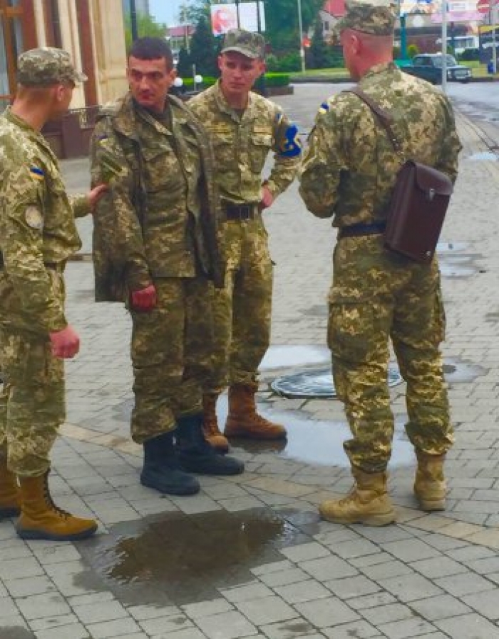 В Ужгороді на території залізничного вокзалу затримали нетверезого військовослужбовця