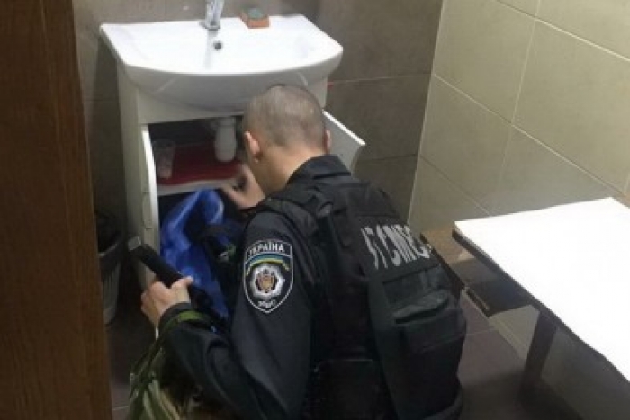 Фото з місця події - як виявили гранату в міськраді