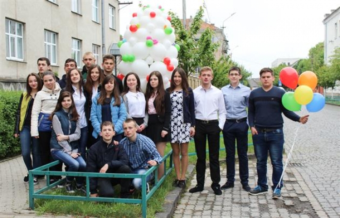Мукачівські студенти створили гігантську писанку з повітряних кульок