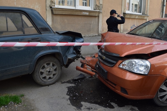 У місті над Ужем внаслідок ДТП автівка зупинилася аж на тротуарі