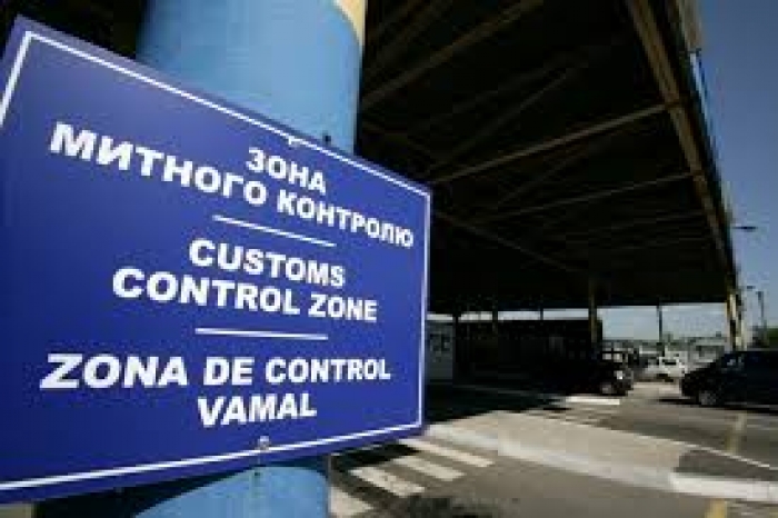 На митному посту «Тиса» українець залишився без одягу