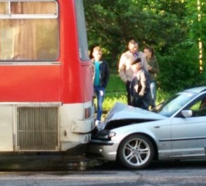 В Ужгороді іномарка врізалась в автобус