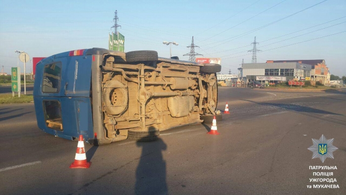 У Мукачеві над ранок знайшли "літаючий" Мерседес