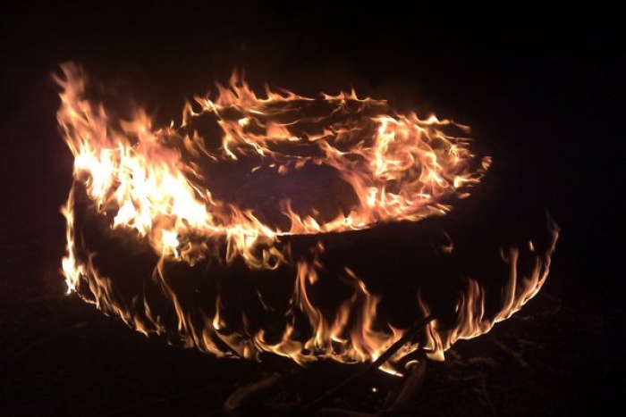 У Великодню ніч палінням шин рятувальників "напрягало" Мукачево
