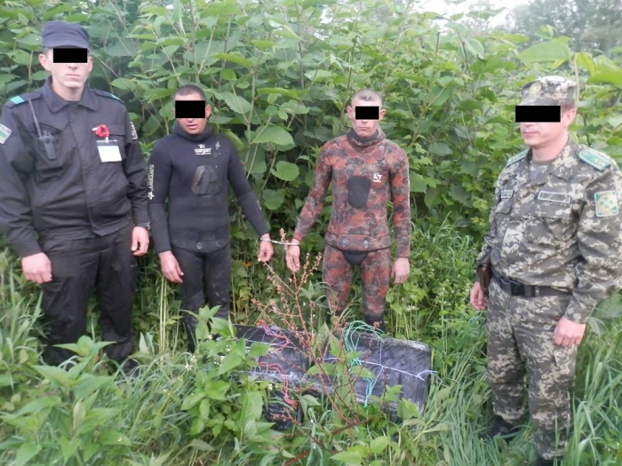 Закарпатські прикордонники знову виловили з води контрабандистів