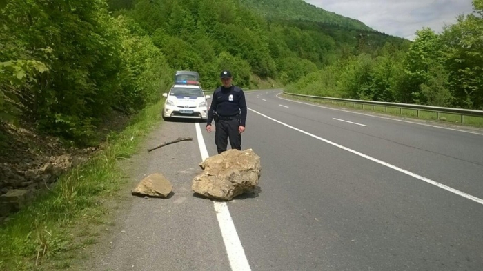 На проїжджу частину траси Київ- Чоп впала кам'яна брила