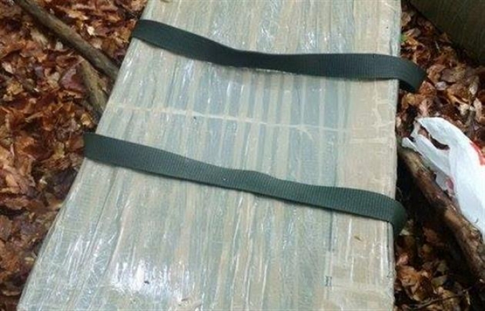 Словацькі прикордонники знайшли у лісі контрабандні цигарки із Закарпаття