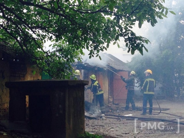 У центрі Мукачева горять гаражі