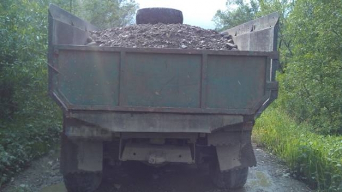 На Рахівщині затримали вантажівки з незаконно видобутим гравієм