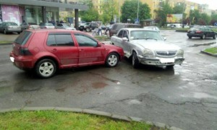 В Ужгороді біля "Токіо" не розминулися дві автівки