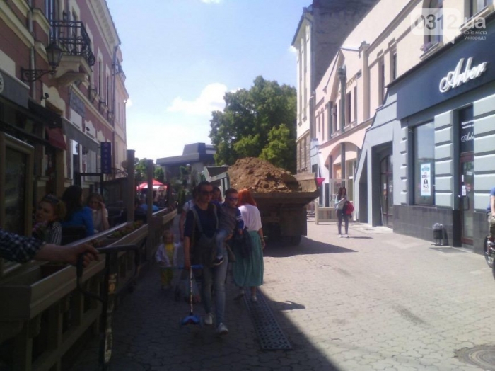 В центрі міста "розгулювала" вантажівка