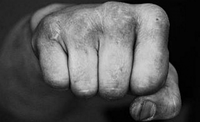 Яблуко від яблуні....батько з сином побили людину на Закарпатті