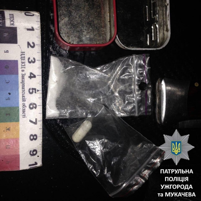 Закарпатські полісмени затримали порушника ПДР, який мав при собі наркотики