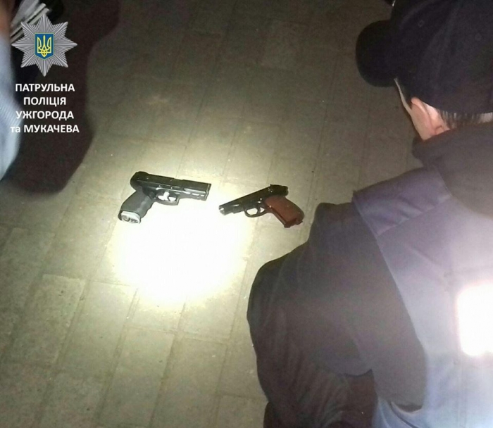 Потенційно небезпечні предмети вилучено патрульними у мукачівських молодиків