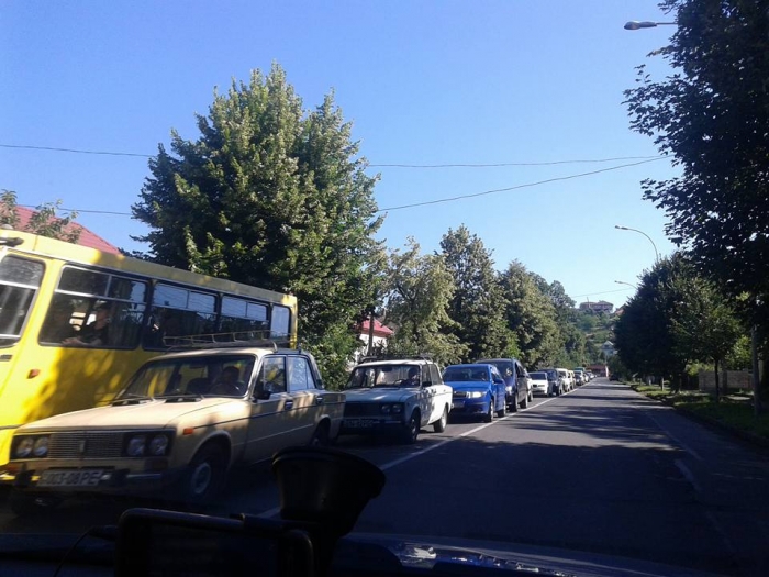 В центрі Ужгорода – затори. На транспортному мосту зіткнулися два авто