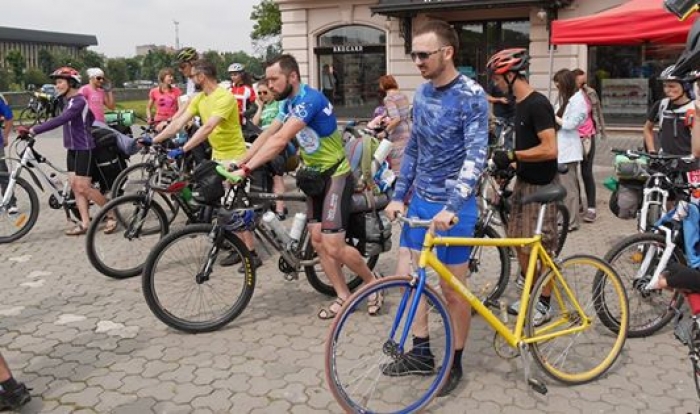 На площі Театральній в Ужгороді стартував велопробіг "Вишиваний шлях"