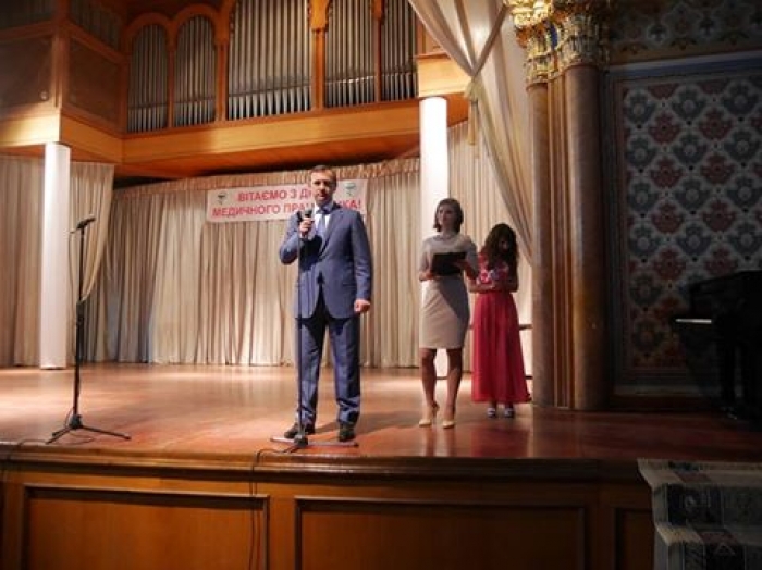 Ужгородських медиків вітали в обласній філармонії