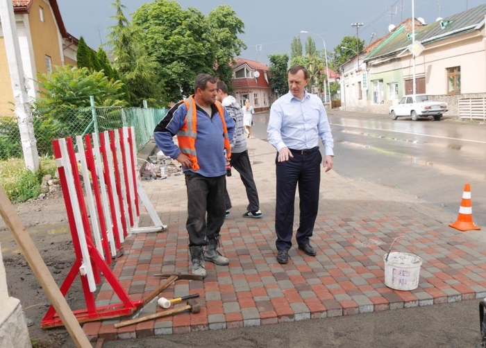 Як прокладають в Ужгороді тротуари - міський голова перевіряв особисто