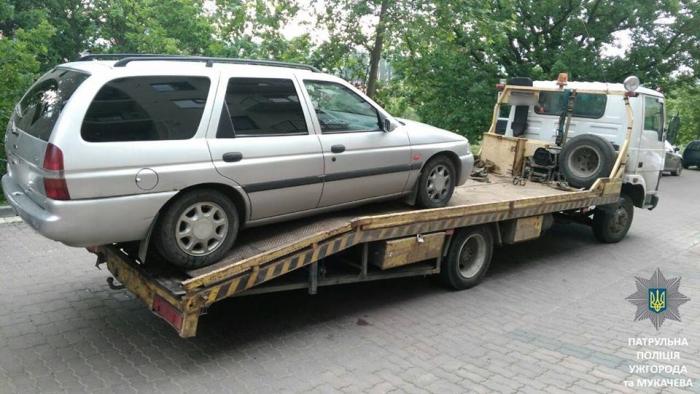 Ужгородські патрульні евакуювали автомобіль, що заважав руху