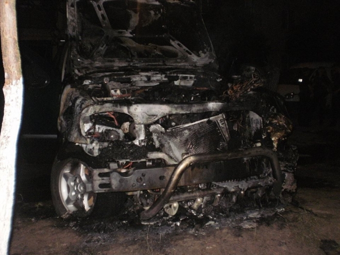 Слідчі розібрались із автівкою, що над ранок спалахнула в Ужгороді