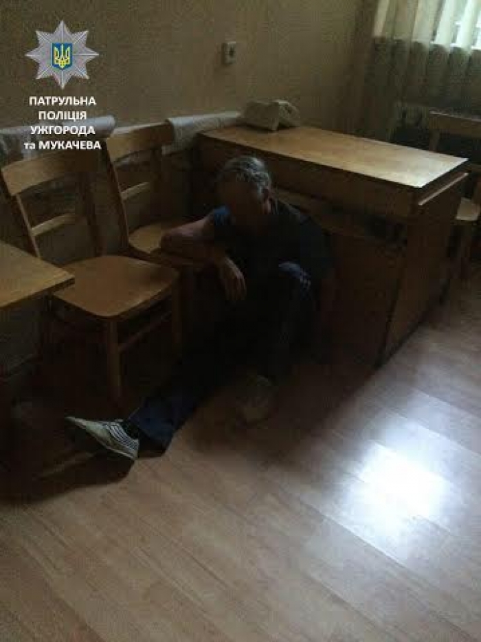 Мукачівські патрульні затримали чоловіка, що чіплявся до дітей