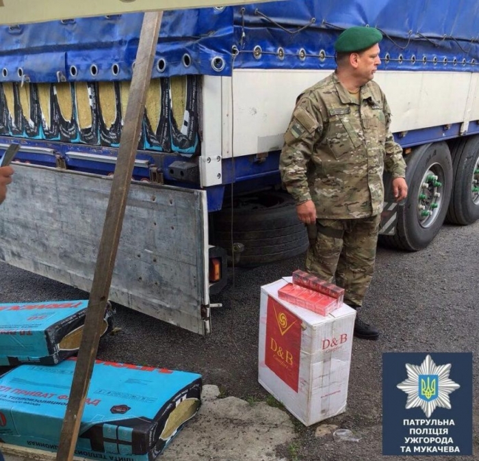 Майже тисячу ящиків цигарок закарпатець намагався перевезти під видом теплоізоляційних плит