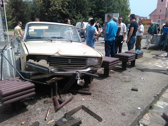 Водій зніс огорожу та дерево у центрі Іршаві